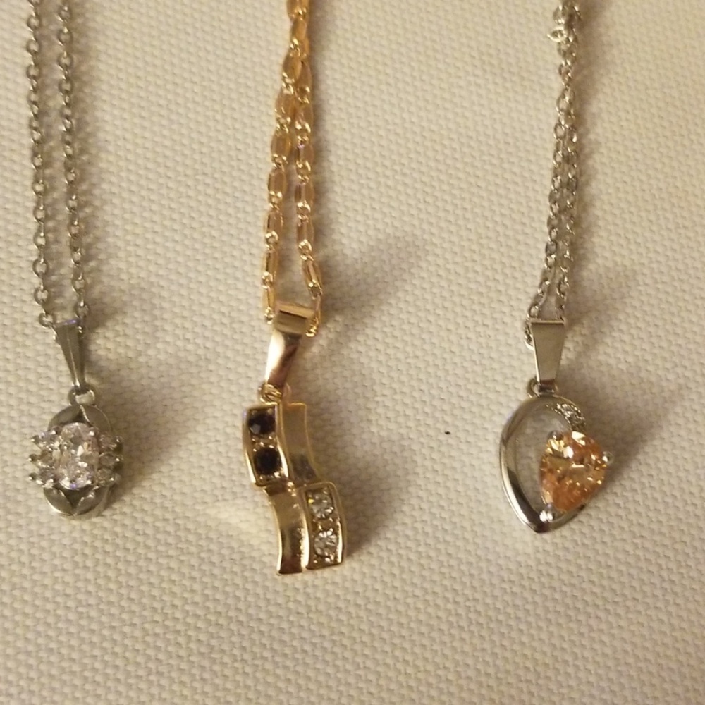Lot of 3 costume necklaces.
